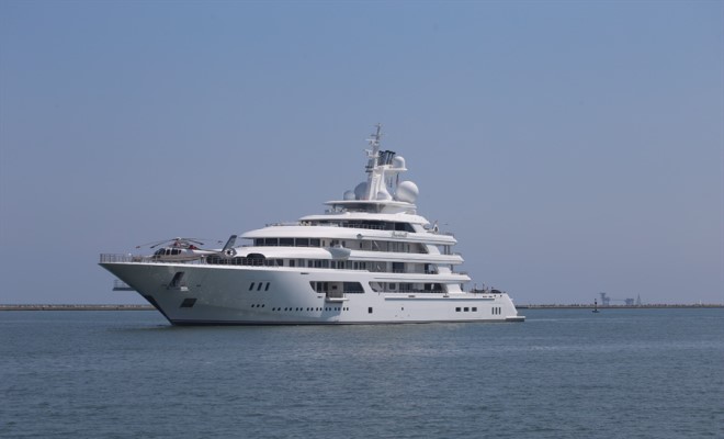 Il Boardwalk, lo yacht dell'ambasciatore statunitense in Italia e a San Marino Tilman J. Fertitta, è arrivato al terminal crociere di Porto Corsini