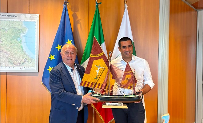 Luciano Boscolo Cucco dona un bragozzo di Chioggia a Michele de Pascale